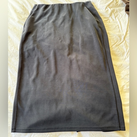 Lululemon Softstreme High Rise Midi Skirt, charcoal (black), size 10 - Picture 2 of 9